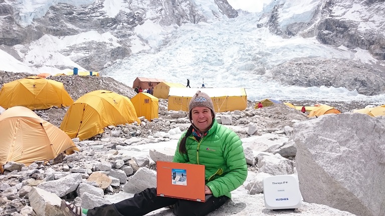 Thuraya helps Everest climbers keep in touch